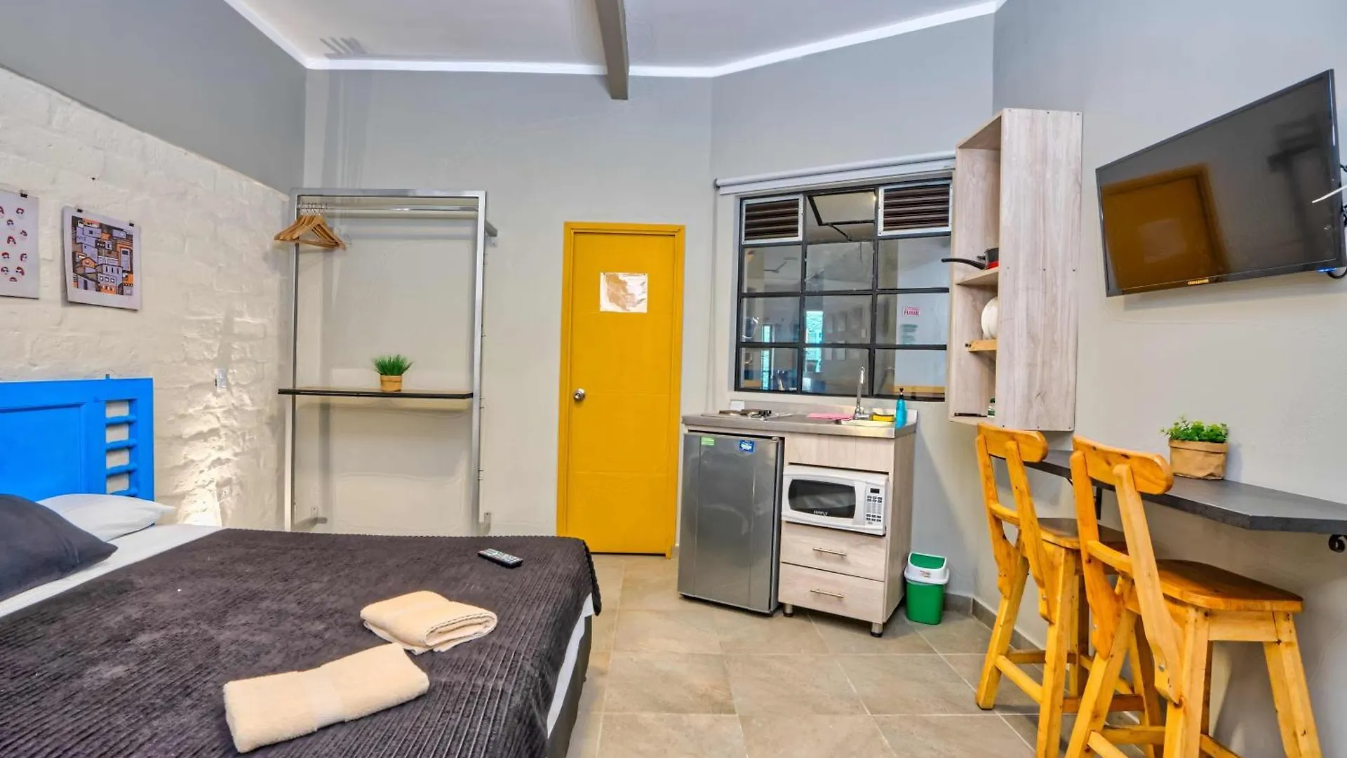 Pensión Hotel La Gruta Coliving Medellín Colombia